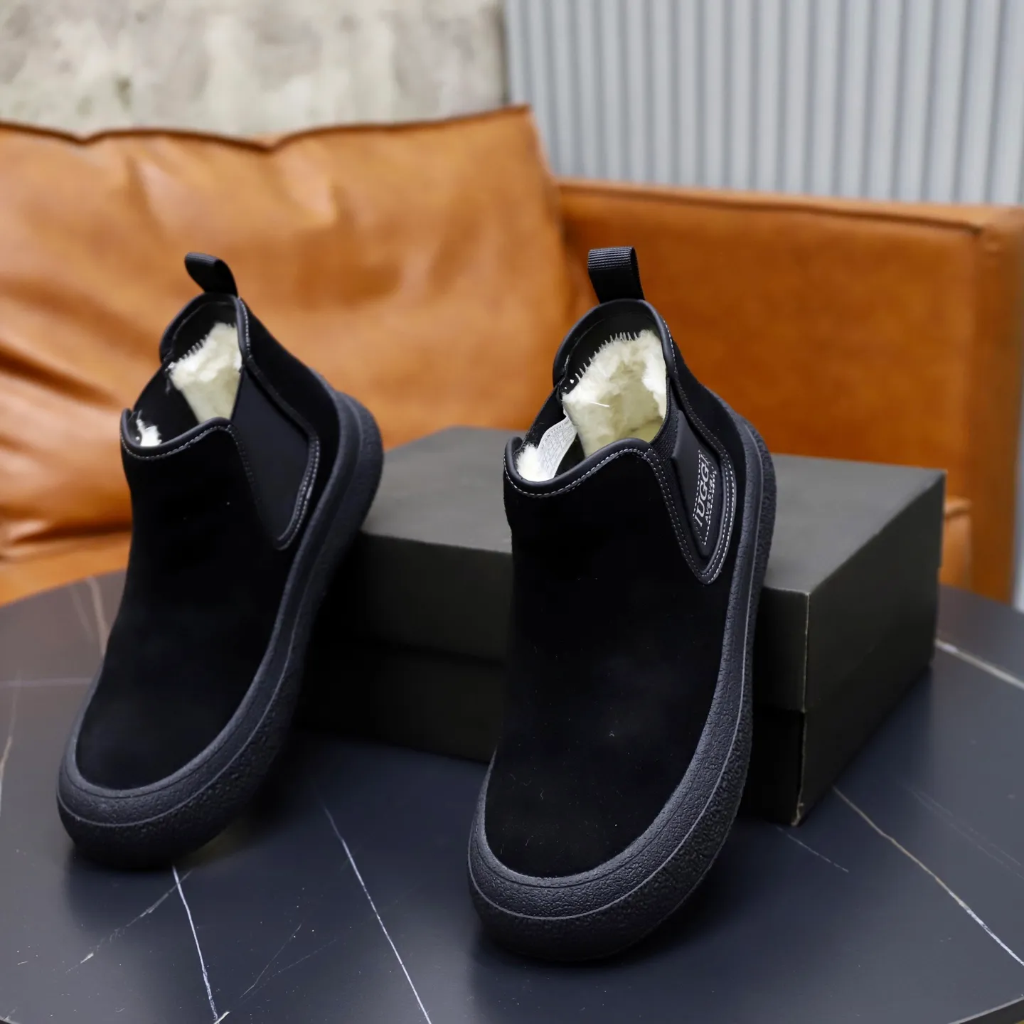 Ex-factory price: 580💰Thick wool imported from Australia Brand: UGG genuine purchase Size: 39-44 Grade: Official website 1:1 Material: First layer of genuine leather waterproof and anti-freeze upper Real wool lining Original non-slip soft wear-resistant outsole Style category: Men's casual shoes Trendy style Comfortable on the feet Color: Official website color synchronization
